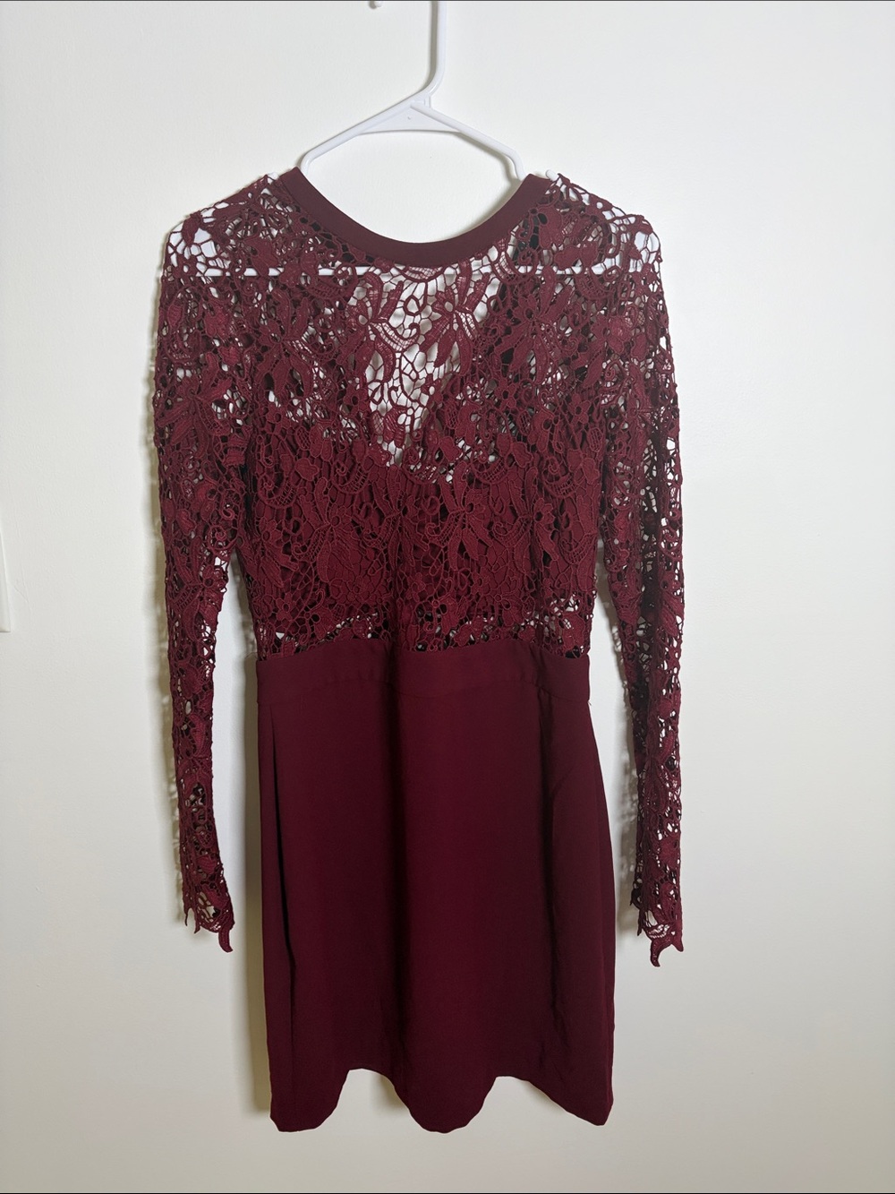 Romeo & Juliet Couture Burgundy Lace Long-Sleeve Dress